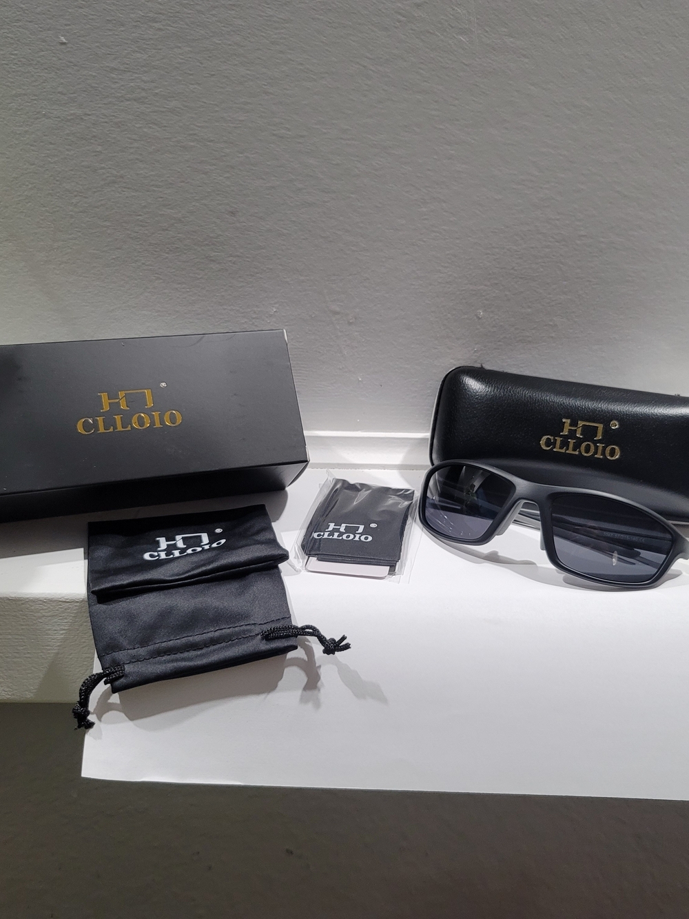 CLLOIO Black Polarized Sunglasses with Case
